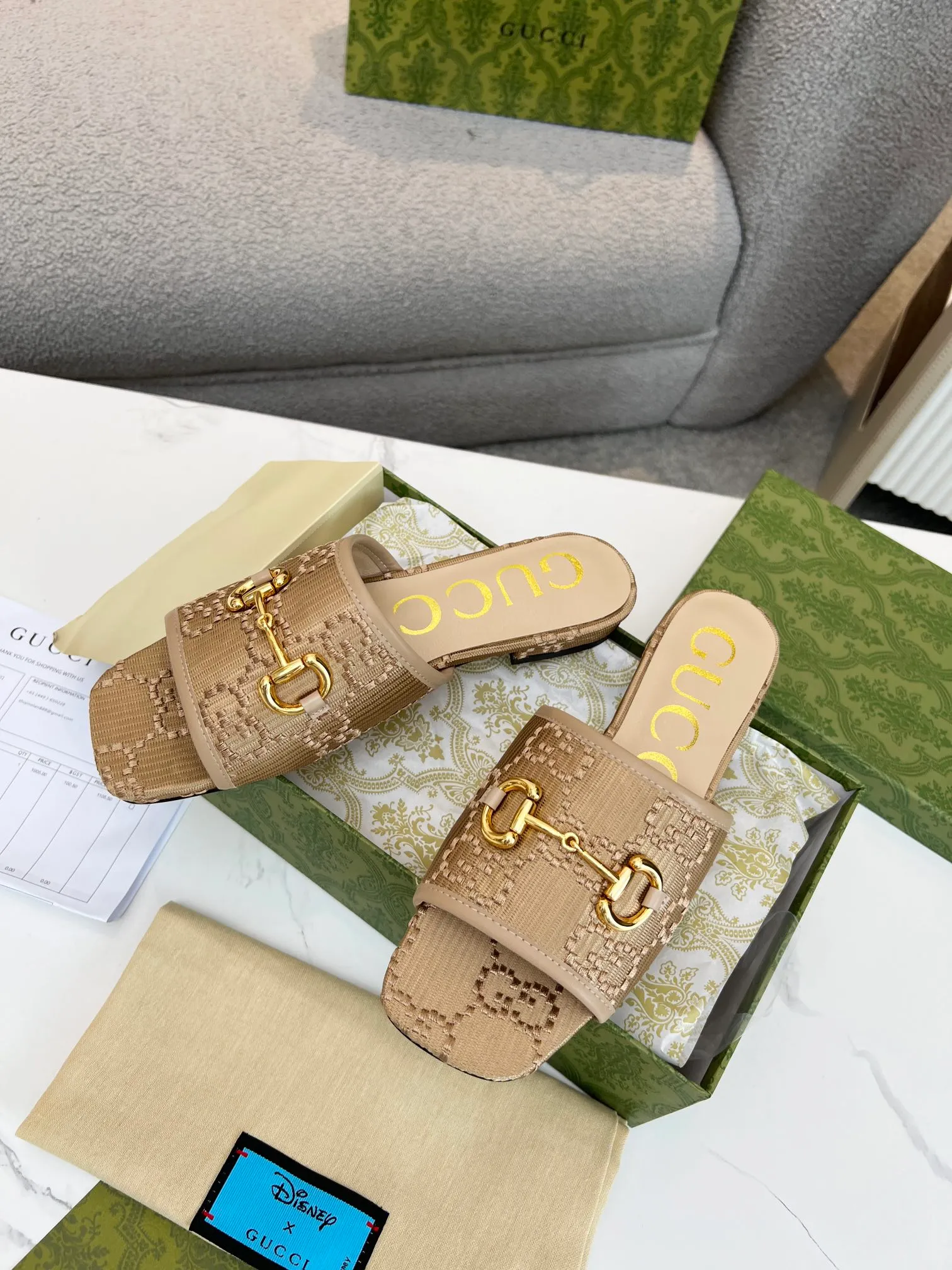 👟👟Ex-factory price 320👟👟 Genuine leather sole +30 👑GUCCI official website's latest hot model, the North Face cooperation model 2023 spring and summer sandals, top quality sale Purchase genuine product development. The material and craftsmanship are consistent with the original version (welcome to compare) Upper: Original jacquard double G cloth ➕Electric embroidery font ~ One-word upper Lining: Mixed sheepskin Outsole: Italian private mold rubber outsole Bottom thickness: flat Size number: 35-43